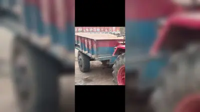 ग्रीन फील्ड के पास बालू लदे तीन ट्रैक्टर बालू, एक गिरफ्तार