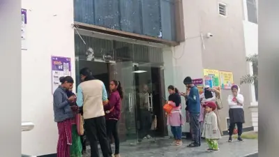 सदर अस्पताल . इलाज कराने की जगह ओटीपी और पर्ची ऑनलाइन कराने में ही मरीज परेशान