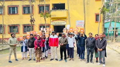 छात्र-छात्राओं के बीच कॉपी का किया वितरण