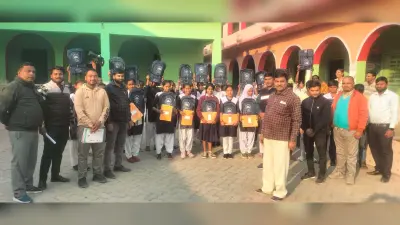 बच्चों के बीच स्कूल बैग का वितरण