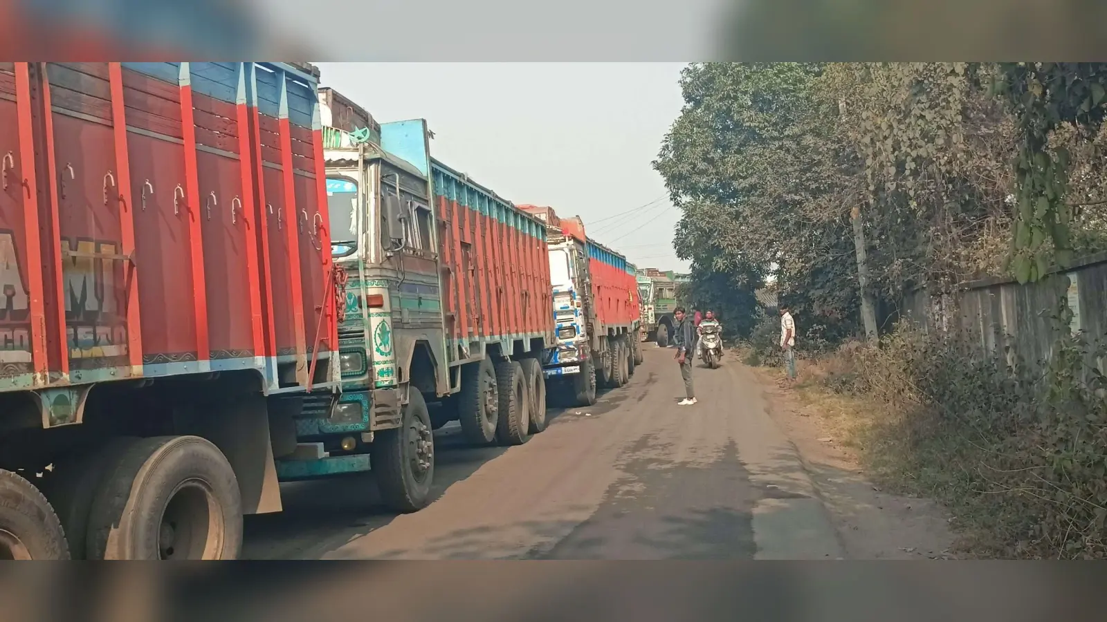 चितरा : कांटा कराने की होड़ में लगा वाहनों का कतार