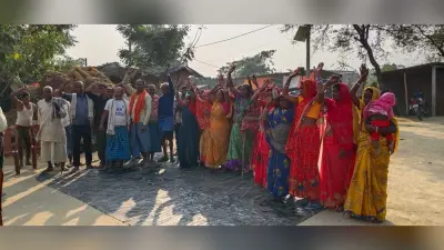 बाढ़ राहत राशि की मांग को ले किसानों का प्रदर्शन