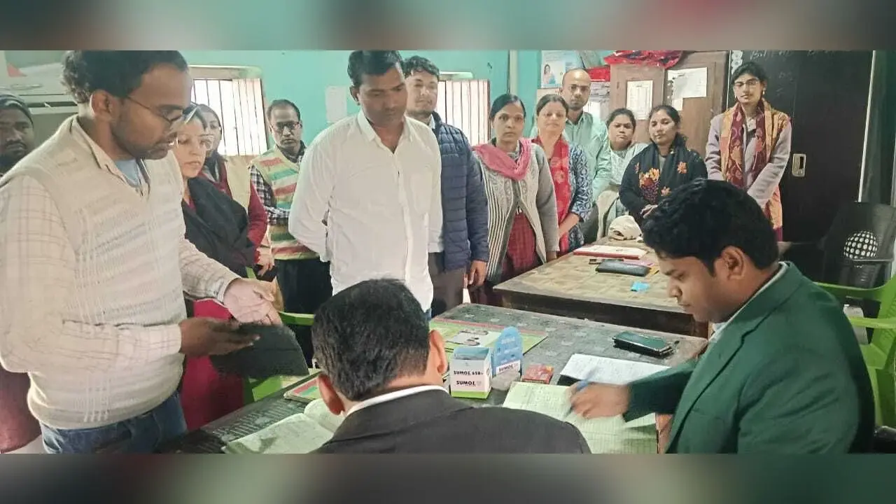 बिरंची मंडल उच्च माध्यमिक विद्यालय में घटिया कंप्यूटर व बेंच-डेस्क देख बिफरे एसडीएम