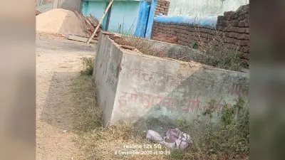 सड़कों पर बालू व ईंटा डंप होने से राहगीरों को हो रही परेशानी