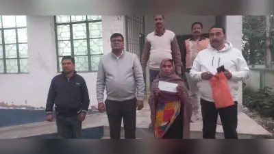 अग्नि पीड़ित परिवार को सीओ ने दिया चेक व राहत समाग्री
