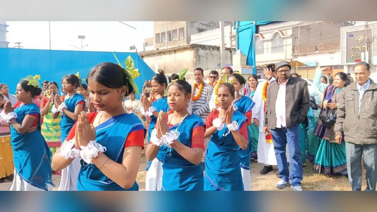 चर्च में प्रभु यीशु के प्रेम गीत, कैरोल गाकर दिया सद्भाव का संदेश