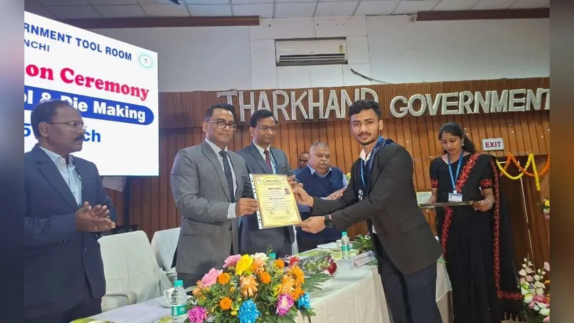 ऑटो चालक का बेटा डिप्लोमा इन टूल एंड डाई का बना टॉपर
