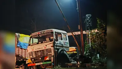Deoghar news : रेलवे फाटक पर ट्रेलर की खराबी से बाधित रहा आवागमन, एक घंटे तक रुकी रही ट्रेन