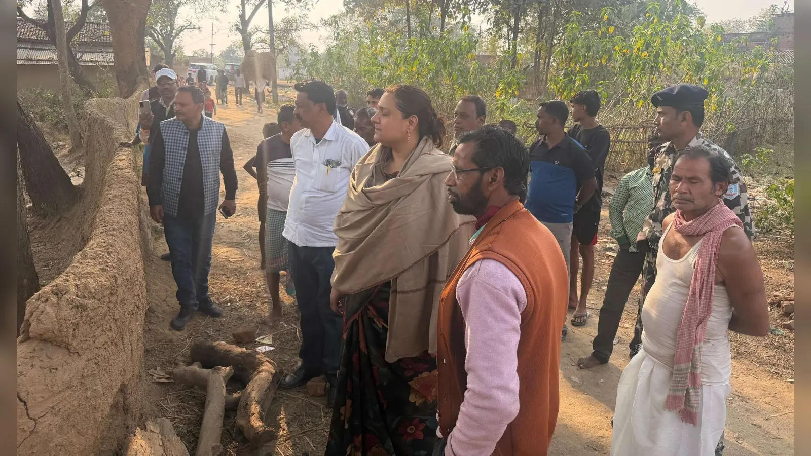 Bokaro News : आमुरामु गांव के पीड़ित परिवारों से मिलीं बोकारो विधायक