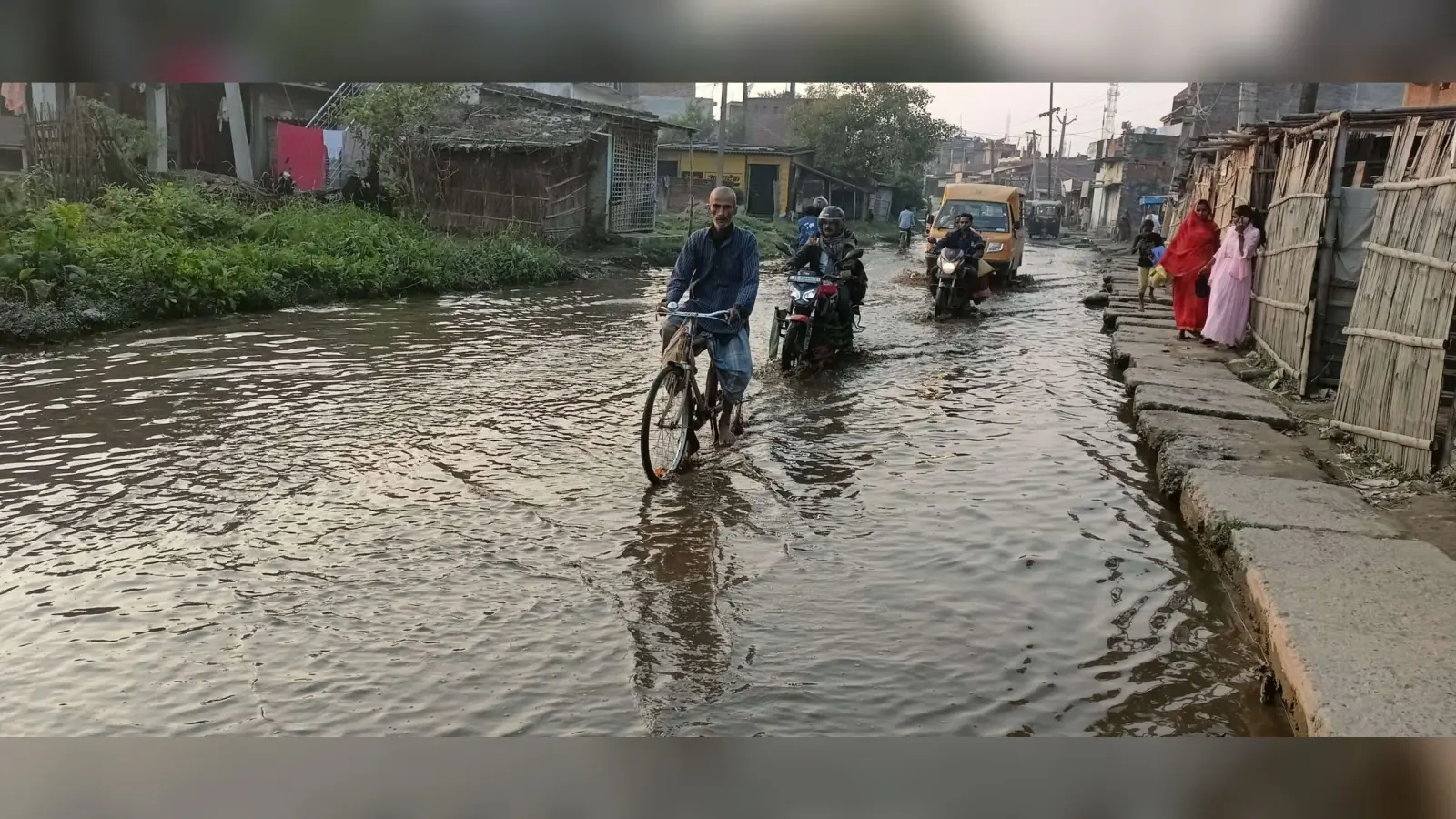 Sitamarhi : आवापुर में सड़क पर जल जमाव से राहगीर परेशान, नाला निर्माण की जरूरत