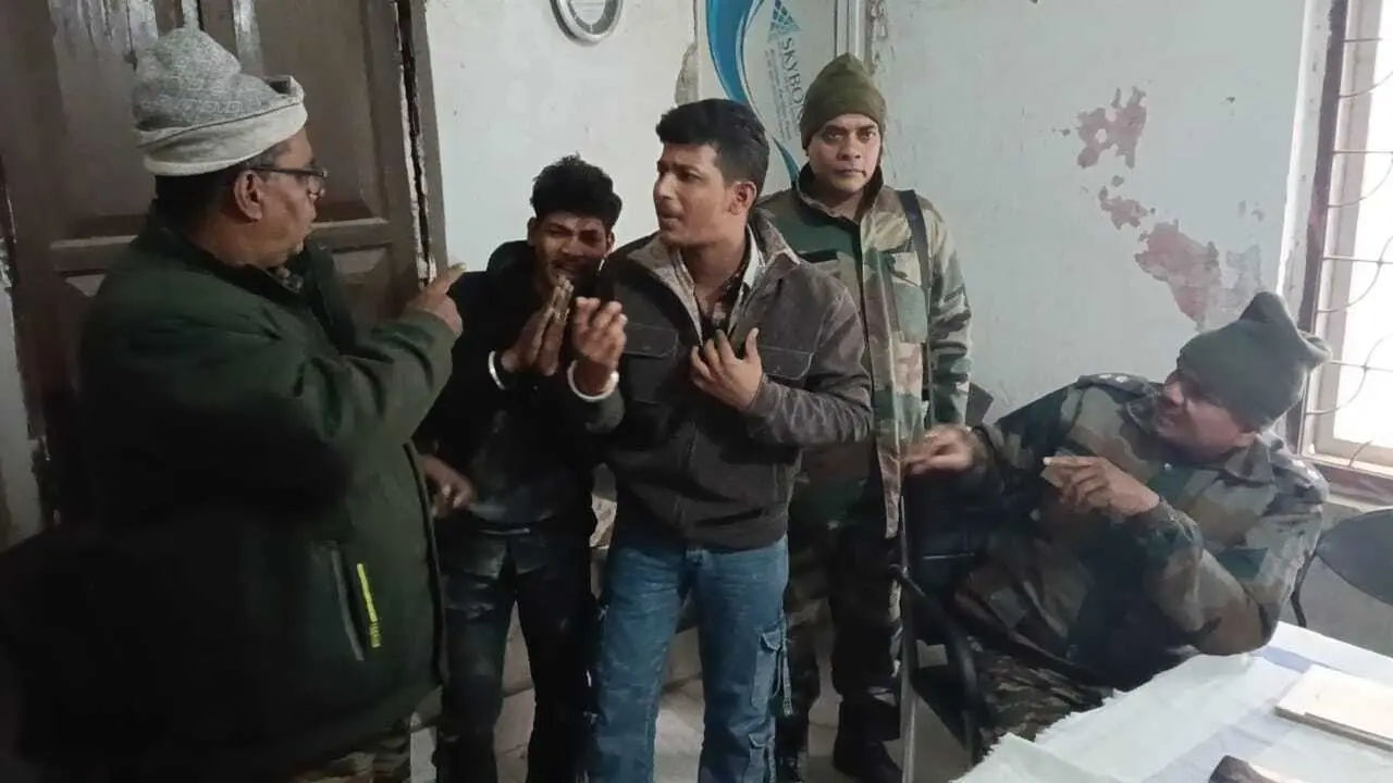 घोष मोड़ के समीप छात्रा का मोबाइल छीनकर भाग रहे दो युवकों को सुरक्षा गार्ड ने पकड़ा