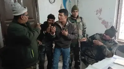 घोष मोड़ के समीप छात्रा का मोबाइल छीनकर भाग रहे दो युवकों को सुरक्षा गार्ड ने पकड़ा