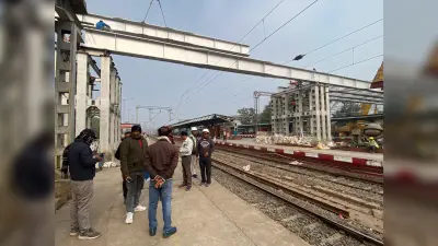 hajipur news. हाजीपुर स्टेशन पर गार्डर लॉन्चिंग के दूसरे दिन भी ट्रैफिक ब्लाॅक, कई ट्रेनें प्रभावित