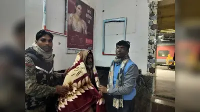 Motihari: एसडीओ ने जरूरतमंदों के बीच बांटे कंबल