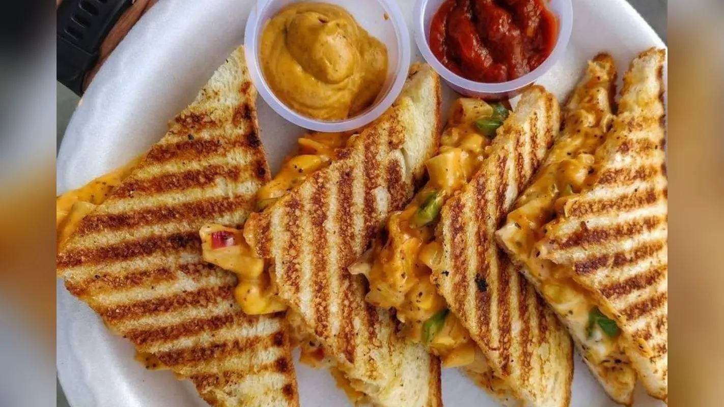 Grilled Paneer Sandwich Recipe: मिनटों में बनाएं ग्रिल्ड पनीर सैंडविच और नाश्ते का मजा करें दोगुना