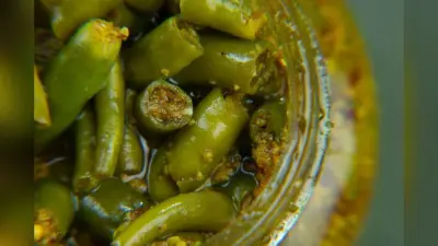 Gujrati Green Chilli Pickle: स्वाद में जबरदस्त है गुजराती हरी मिर्च का अचार, फटाफट नोट करें रेसिपी