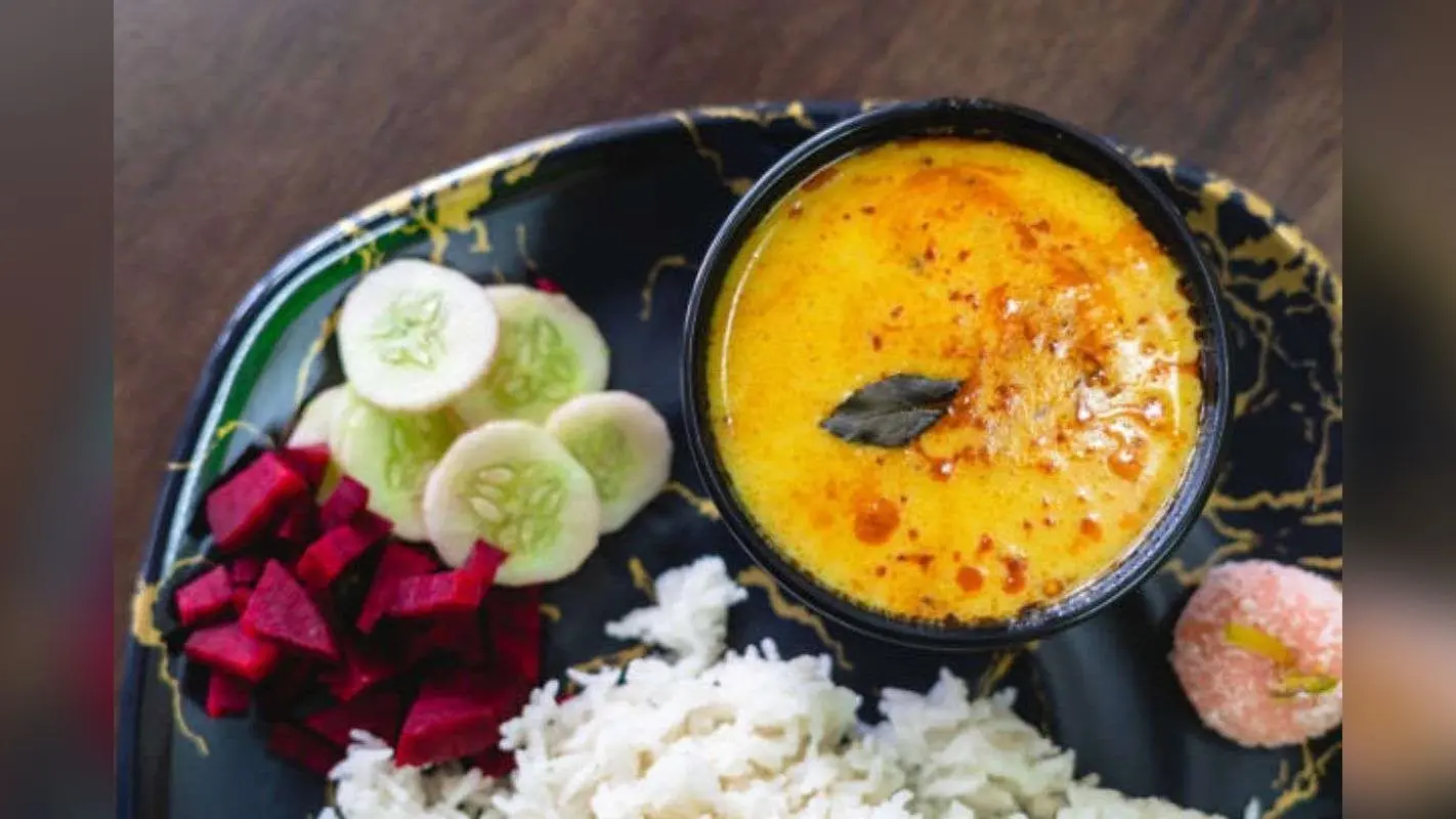 Gujarati khatti Meethi Kadhi Recipe: झटपट तैयार कर लें स्वाद में बेमिसाल खट्टी-मीठी गुजराती कढ़ी, बनाने का तरीका भी है आसान
