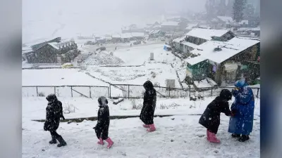 Kashmir Weather: ठंड से कांप रहा कश्मीर, गुलमर्ग और पहलगाम में पारा शून्य से नीचे, बारिश और बर्फबारी का अलर्ट