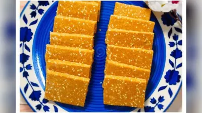 Gur ki Gajak Recipe: घर पर बनाएं बाजार जैसी सॉफ्ट और कुरकुरी गुड़ की गजक