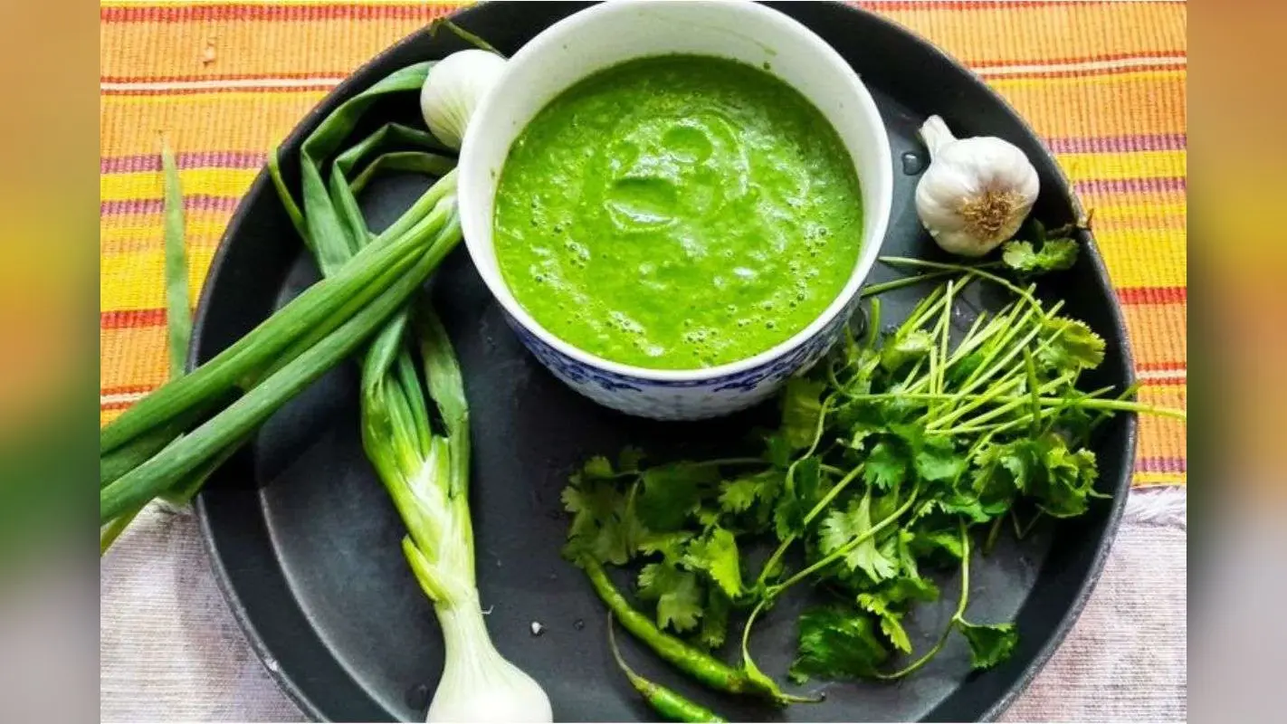 Hare Pyaj Ki Chutney Recipe: स्नैक्स और पराठे के लिए परफेक्ट है तीखी और चटपटी हरे प्याज की चटनी