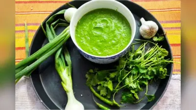 Hare Pyaj Ki Chutney Recipe: स्नैक्स और पराठे के लिए परफेक्ट है तीखी और चटपटी हरे प्याज की चटनी