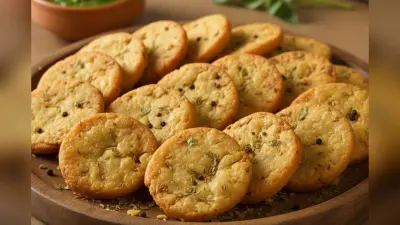 Methi Mathri Recipe: इस आसान रेसिपी से घर पर फटाफट बनाएं खास टेस्ट वाली क्रंची मेथी मठरी