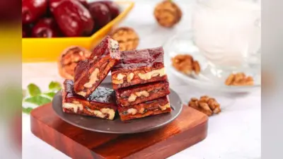 Khajur Burfi: मीठा खाने के हैं शौकीन, तो कुछ मिनटों में घर पर ही बना लें खजूर की बर्फी