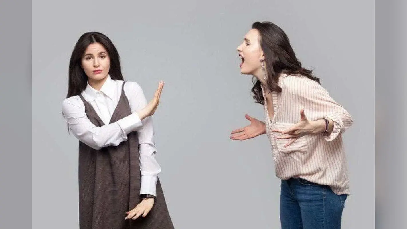 How to Handle Toxic People: टॉक्सिक लोगों की नेगेटिविटी से खुद को बचाने के लिए अपनाएं ये स्मार्ट और असरदार तरीके