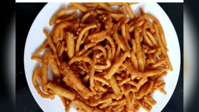 Gur Ki Sev Recipe: गुड़ और बेसन से बनाएं एमपी की फेमस रेसिपी – गुड़ की सेव