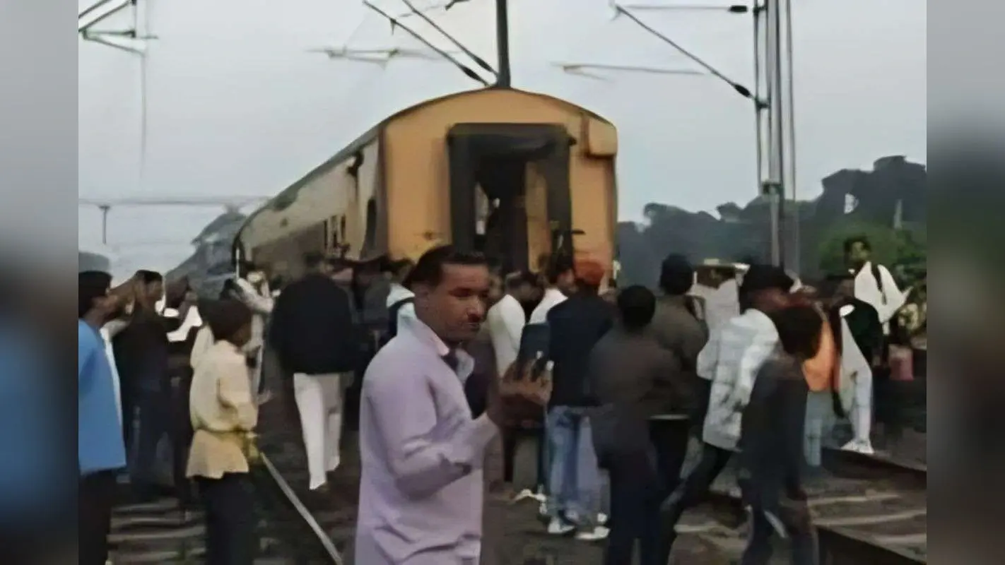 Indian Railway: Bengaluru Express में बड़ा हादसा टला, पटना–आरा रूट पर चलती ट्रेन दो हिस्सों में बंटी, कपलिंग टूटने से यात्रियों में दहशत