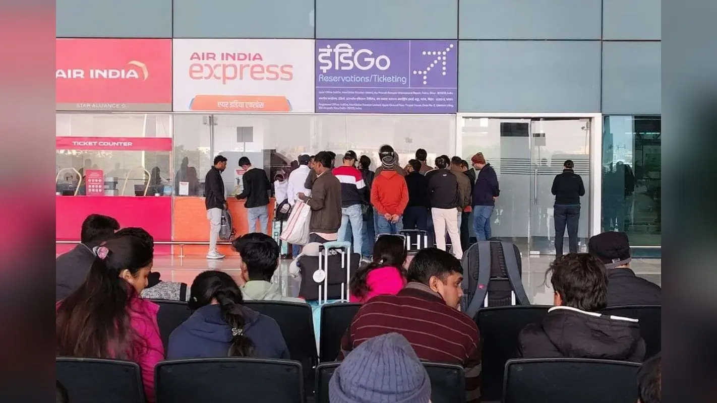 Indigo Crisis: पटना एयरपोर्ट पर बच्चों संग भटकते रहे पैसेंजर्स, 11 फ्लाइटें रद्द, अराइवल सेक्शन में पसरा सन्नाटा