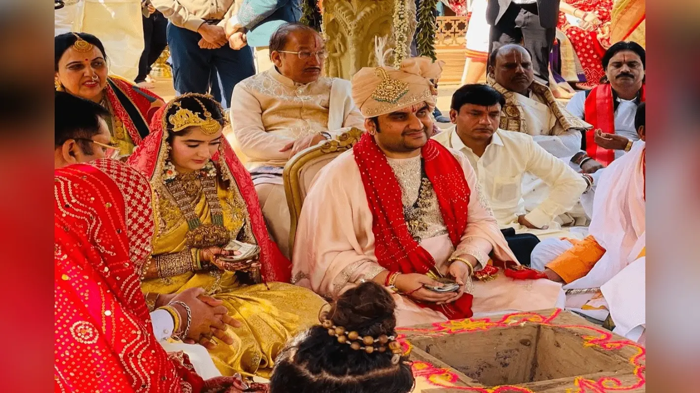 Indresh Upadhyay Marriage: वैदिक मंत्रों के बीच परिणय सूत्र में बंधे इंद्रेश उपाध्याय, जानें कौन हैं कथा वाचक की जीवनसंगिनी