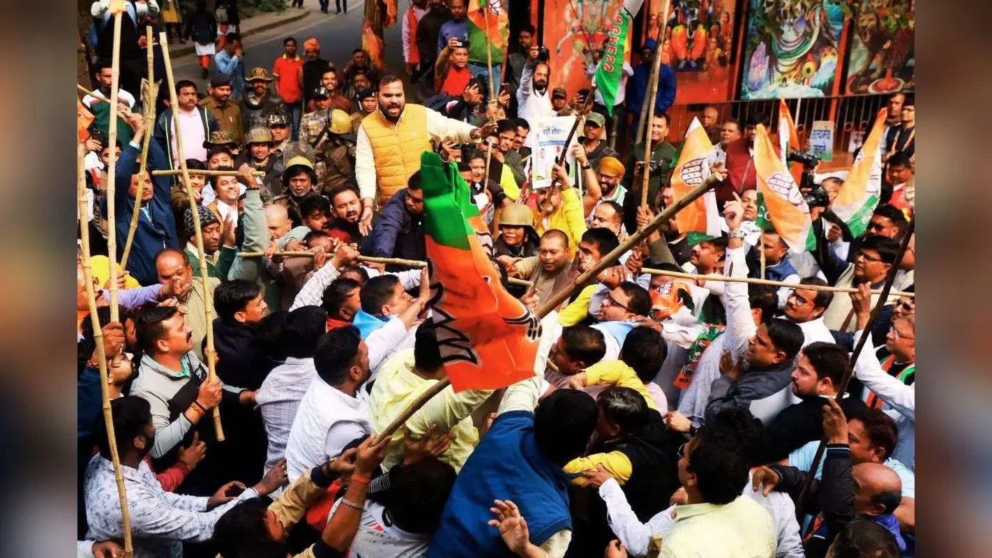 साकची में भिड़े कांग्रेस और भाजपा नेता-कार्यकर्ता, 1 घंटा तक चला हंगामा