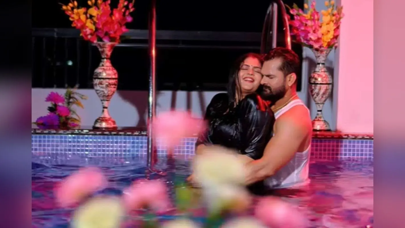 Khesari Lal Yadav New Song Ae Raja Dhailae Rah: खेसारी लाल का नया गाना ‘ए राजा धईले रहs’ हुआ रिलीज, पूल में एक्ट्रेस संग रोमांस करते दिखे एक्टर
