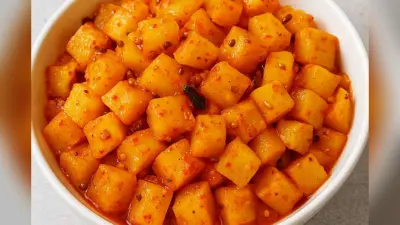 Lauki Achaar Recipe: धूप की जरूरत नहीं, घर पर ऐसे बनाएं झटपट इंस्टेंट लौकी का अचार