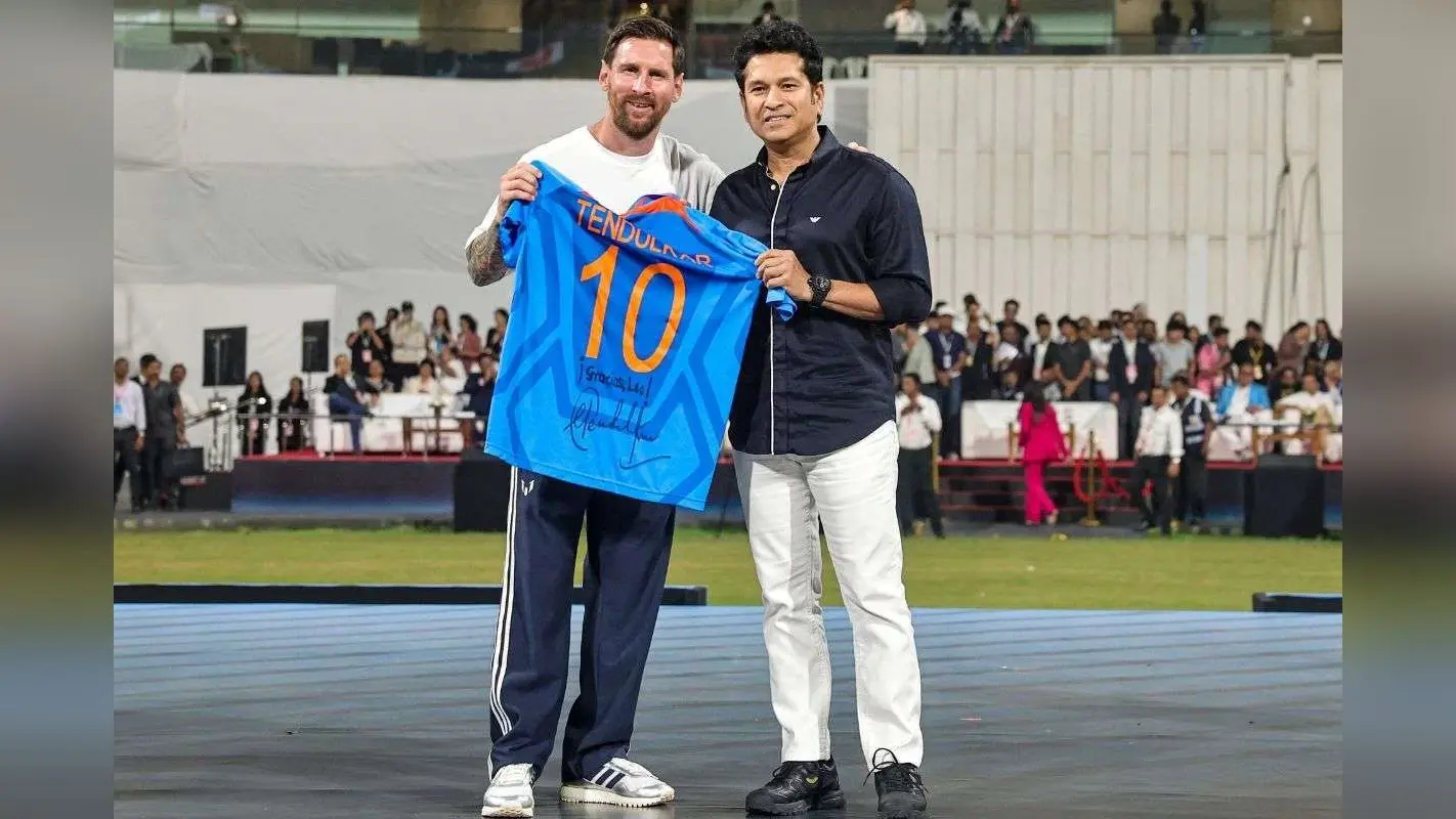 सचिन तेंदुलकर ने Lionel Messi को गिफ्ट की अपनी 10 नंबर जर्सी, GOAT से मिले GOAT