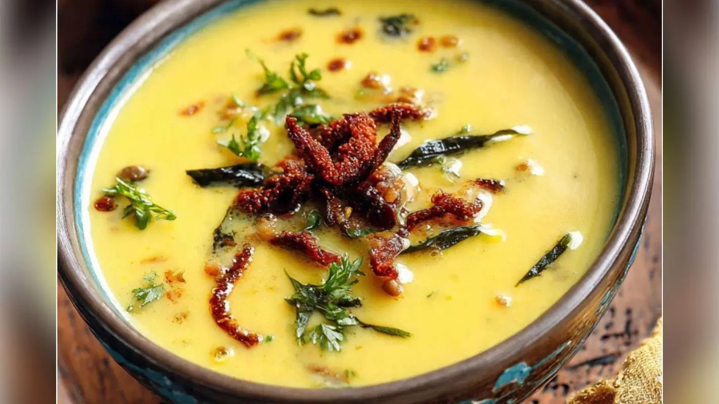 Moong Dal Kadhi Recipe: सर्दियों में बनाये गरमा-गरम प्रोटीन से भरपूर मूंग दाल कढ़ी