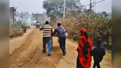 Video: पहले इलाज के लिए भटके, फिर मौत के बाद ठेले पर घर ले आए शव, बिहार में दिल दहला देने वाला मंजर
