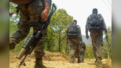 Naxal Encounter: छत्तीसगढ़ के बीजापुर में नक्सलियों के साथ बड़ी मुठभेड़, 12 नक्सली ढेर, तीन जवान शहीद