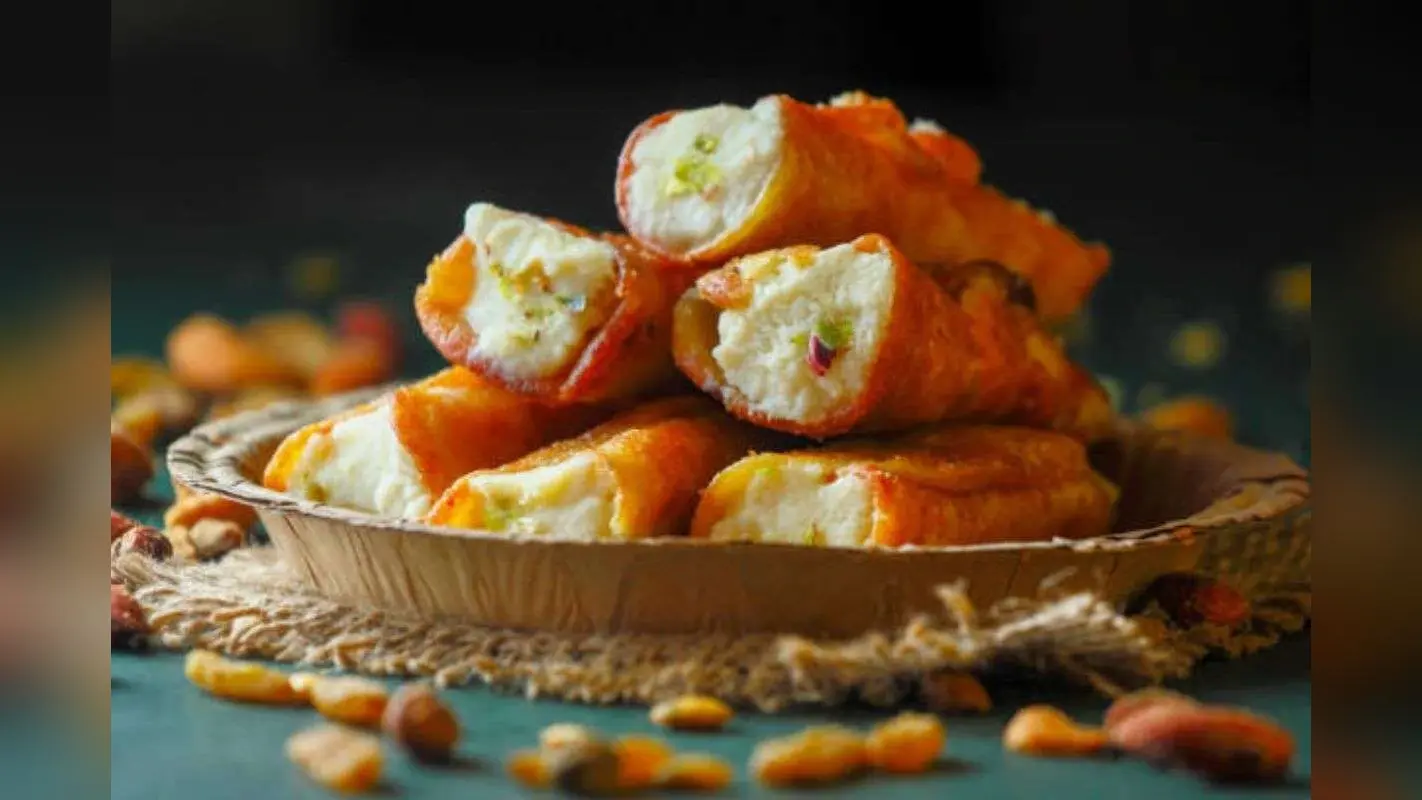 Bread Malai Roll Recipe: इस बार नए साल पर बाजार की मिठाई नहीं घर पर ही बनाएं स्वादिष्ट ब्रेड मलाई रोल