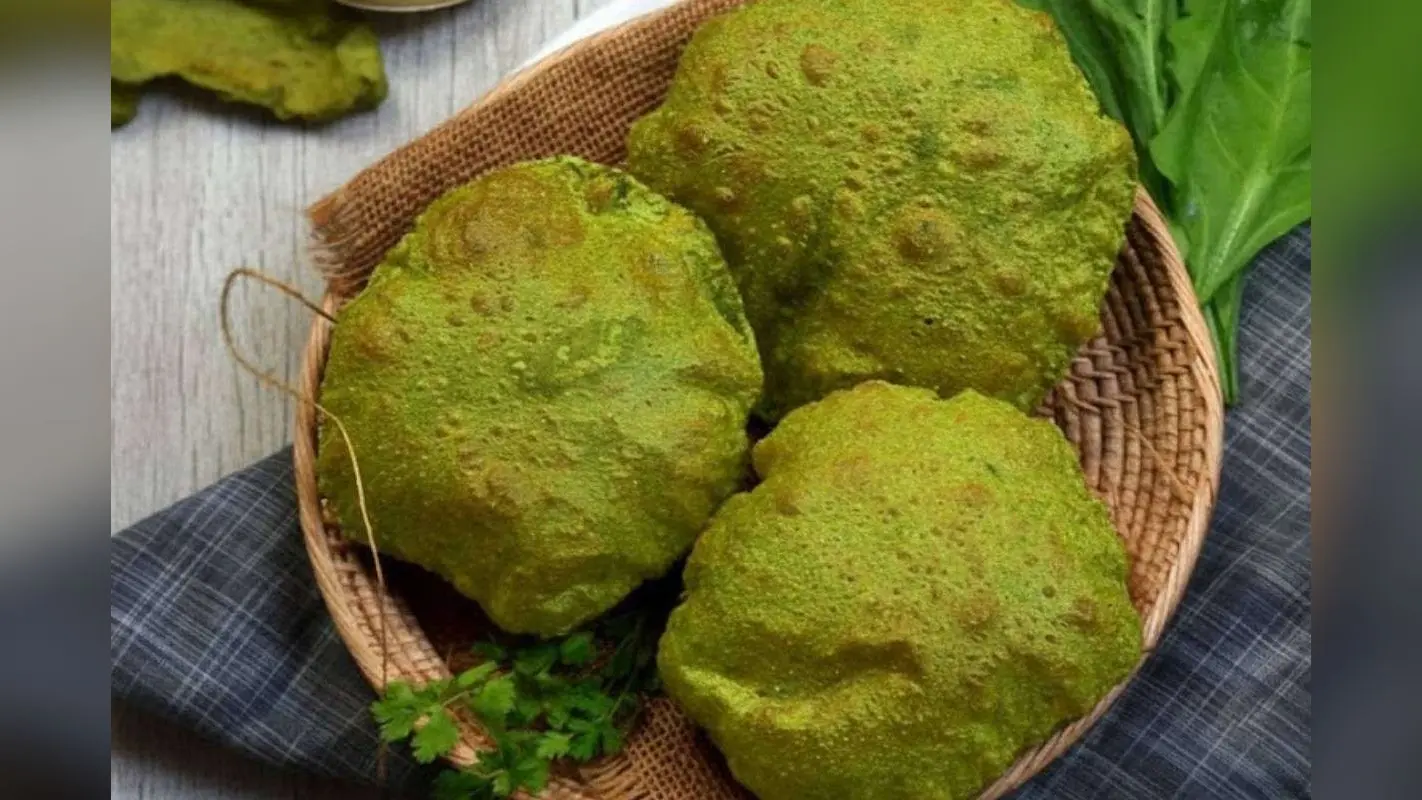Palak Bajra Puri Recipe: पालक पुरी को दे बाजरे का असली स्वाद – आसानी से बनाएं फुली-फुली पूरियां