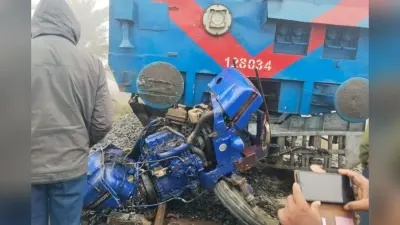 Bihar Train Accident: बिहार में बड़ा रेल हादसा होते-होते टला, रोटावेटर ट्रैक्टर से टकराई पैसेंजर ट्रेन