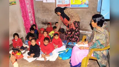 हाल धनबाद के आंगनबाड़ी केंद्रों का : जमीन पर बैठे थे बच्चे, सेविका नदारद