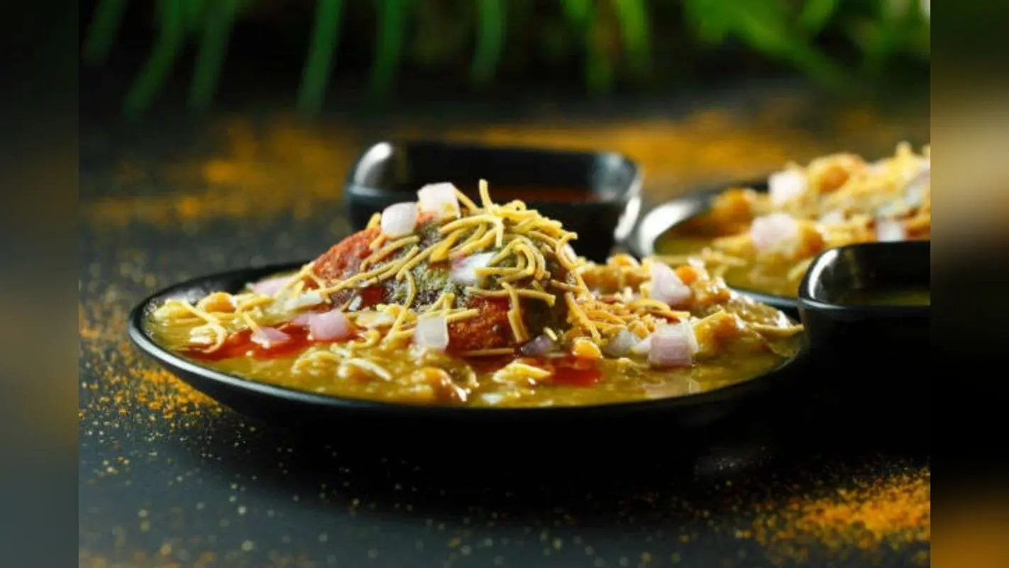 Ghugni Chaat: स्नैक्स में कुछ चटपटा खाने का है मन तो, घर पर झटपट तैयार करें घुगनी चाट