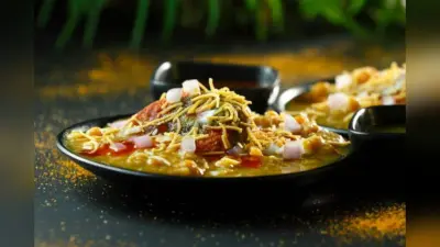 Ghugni Chaat: स्नैक्स में कुछ चटपटा खाने का है मन तो, घर पर झटपट तैयार करें घुगनी चाट