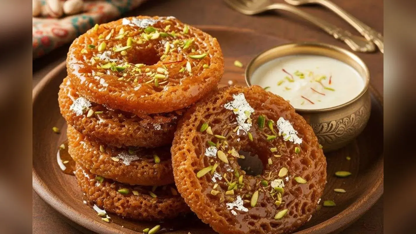 Ghevar Recipe: स्वाद से भरपूर है राजस्थानी क्रिस्पी और जालीदार घेवर, नोट कर लें रेसिपी