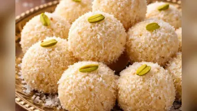 Rava Nariyal Laddu: नए साल में मीठे में तैयार करना है कुछ खास, तो ट्राई करें रवा नारियल के लड्डू