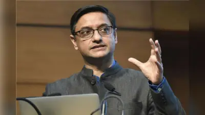 रुपये में गिरावट चिंता की बात नहीं, चीन-जापान की मिसाल देकर बोले ईएसी-पीएम संजीव सान्याल