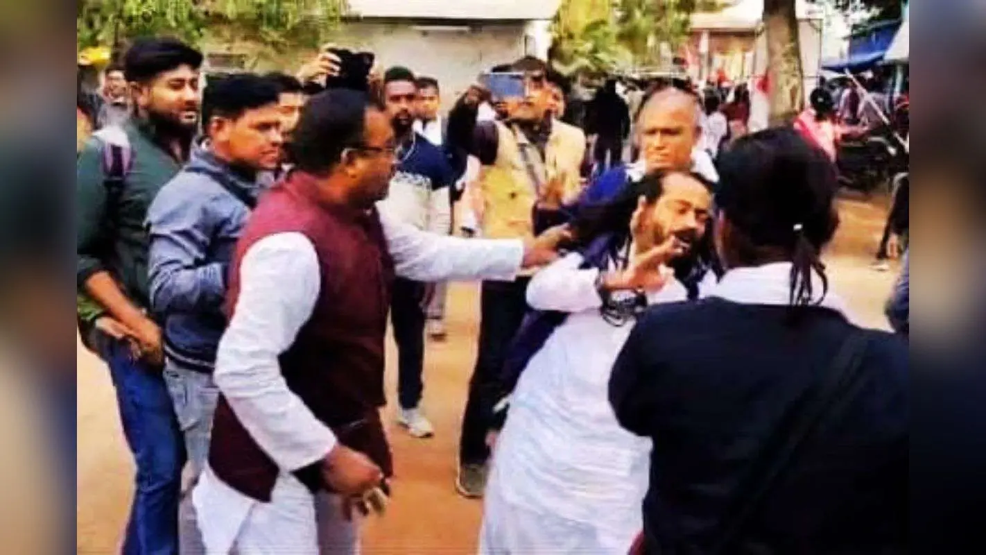 ठाकुरनगर में केंद्रीय मंत्री शांतनु ठाकुर और तृणमूल सांसद ममता बाला ठाकुर के समर्थकों में झड़प, बैनर फाड़े गये