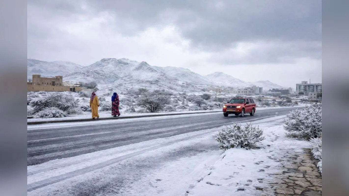 Snowfall in Saudi Arabia: सऊदी अरब में गिरने लगी बर्फ, सफेद हुआ रेगिस्तान, पैगंबर की किस बात से जोड़ने लगे लोग?
